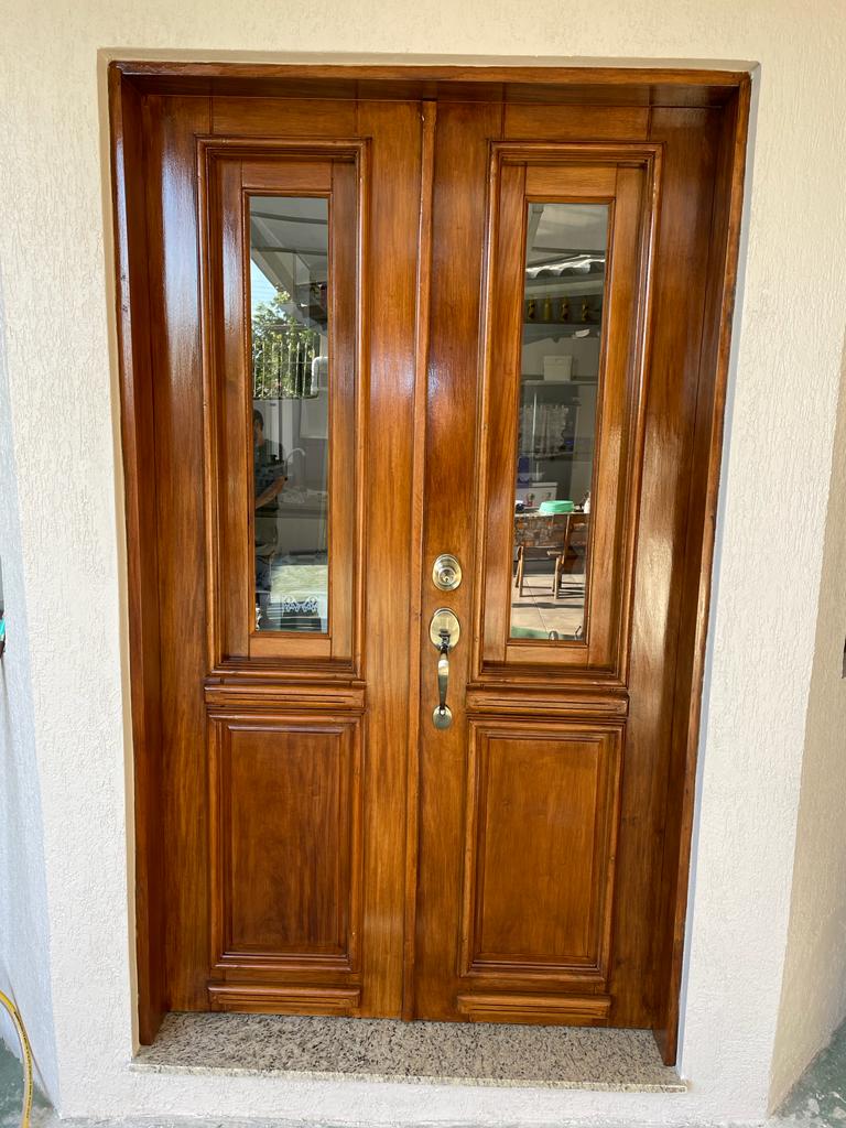 Portas Internas: Porta interna branca lisa e frisada Portas interna revestimento em PVC pet branca e amadeirado Porta interna semi oca lisa e frisada madeira Grapia, madeira Angelim, madeira Tauari, madeira Louro Freijó, madeira Jaquetiba Portas de Correr Internas: 4. Portas de correr interna com detalhes em vidro revestimento branca e amadeirado pet Portas Externas: 5. Porta pivotante madeira maciça Porta pivotante ripada estrutural Porta externa madeira maciça Porta com detalhes em vidro Porta externa dupla 2 folhas Portas padrão e sob medida Tipos de Portas: 11. Porta camarão Porta pantográfica Caixilho correr Janelas: 14. Janela pantográfica e caixilho de correr liso ou quadriculado Janela de correr 2 e 4 folhas Janela maxi ar Janela pivotante Janela vitro fixo Materiais de Madeira para Portas e Janelas: 19. Madeira eucalipto Madeira angelim Madeira cedro Madeira louro amazonense Grapia