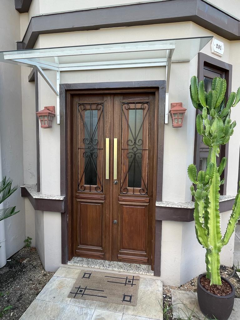 Portas Internas: Porta interna branca lisa e frisada Portas interna revestimento em PVC pet branca e amadeirado Porta interna semi oca lisa e frisada madeira Grapia, madeira Angelim, madeira Tauari, madeira Louro Freijó, madeira Jaquetiba Portas de Correr Internas: 4. Portas de correr interna com detalhes em vidro revestimento branca e amadeirado pet Portas Externas: 5. Porta pivotante madeira maciça Porta pivotante ripada estrutural Porta externa madeira maciça Porta com detalhes em vidro Porta externa dupla 2 folhas Portas padrão e sob medida Tipos de Portas: 11. Porta camarão Porta pantográfica Caixilho correr Janelas: 14. Janela pantográfica e caixilho de correr liso ou quadriculado Janela de correr 2 e 4 folhas Janela maxi ar Janela pivotante Janela vitro fixo Materiais de Madeira para Portas e Janelas: 19. Madeira eucalipto Madeira angelim Madeira cedro Madeira louro amazonense Grapia