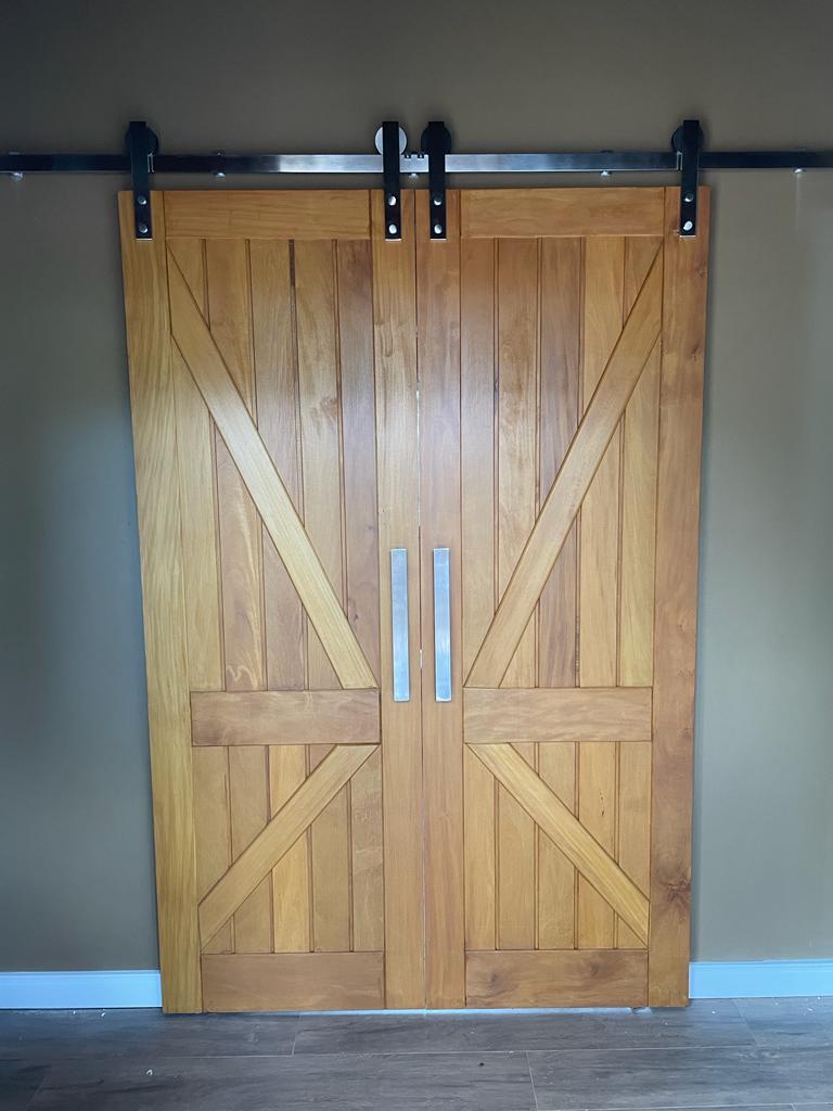 Portas Internas: Porta interna branca lisa e frisada Portas interna revestimento em PVC pet branca e amadeirado Porta interna semi oca lisa e frisada madeira Grapia, madeira Angelim, madeira Tauari, madeira Louro Freijó, madeira Jaquetiba Portas de Correr Internas: 4. Portas de correr interna com detalhes em vidro revestimento branca e amadeirado pet Portas Externas: 5. Porta pivotante madeira maciça Porta pivotante ripada estrutural Porta externa madeira maciça Porta com detalhes em vidro Porta externa dupla 2 folhas Portas padrão e sob medida Tipos de Portas: 11. Porta camarão Porta pantográfica Caixilho correr Janelas: 14. Janela pantográfica e caixilho de correr liso ou quadriculado Janela de correr 2 e 4 folhas Janela maxi ar Janela pivotante Janela vitro fixo Materiais de Madeira para Portas e Janelas: 19. Madeira eucalipto Madeira angelim Madeira cedro Madeira louro amazonense Grapia