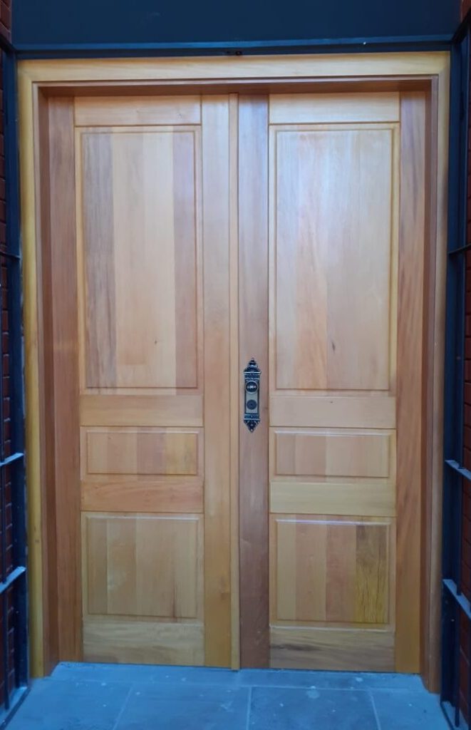Portas Internas: Porta interna branca lisa e frisada Portas interna revestimento em PVC pet branca e amadeirado Porta interna semi oca lisa e frisada madeira Grapia, madeira Angelim, madeira Tauari, madeira Louro Freijó, madeira Jaquetiba Portas de Correr Internas: 4. Portas de correr interna com detalhes em vidro revestimento branca e amadeirado pet Portas Externas: 5. Porta pivotante madeira maciça Porta pivotante ripada estrutural Porta externa madeira maciça Porta com detalhes em vidro Porta externa dupla 2 folhas Portas padrão e sob medida Tipos de Portas: 11. Porta camarão Porta pantográfica Caixilho correr Janelas: 14. Janela pantográfica e caixilho de correr liso ou quadriculado Janela de correr 2 e 4 folhas Janela maxi ar Janela pivotante Janela vitro fixo Materiais de Madeira para Portas e Janelas: 19. Madeira eucalipto Madeira angelim Madeira cedro Madeira louro amazonense Grapia