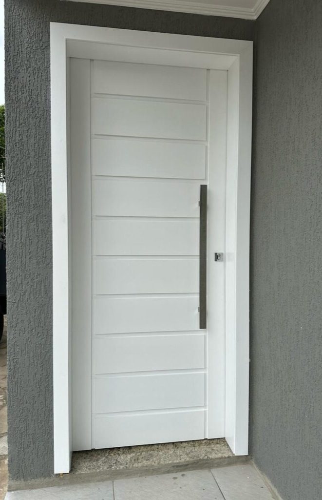 Portas Internas: Porta interna branca lisa e frisada Portas interna revestimento em PVC pet branca e amadeirado Porta interna semi oca lisa e frisada madeira Grapia, madeira Angelim, madeira Tauari, madeira Louro Freijó, madeira Jaquetiba Portas de Correr Internas: 4. Portas de correr interna com detalhes em vidro revestimento branca e amadeirado pet Portas Externas: 5. Porta pivotante madeira maciça Porta pivotante ripada estrutural Porta externa madeira maciça Porta com detalhes em vidro Porta externa dupla 2 folhas Portas padrão e sob medida Tipos de Portas: 11. Porta camarão Porta pantográfica Caixilho correr Janelas: 14. Janela pantográfica e caixilho de correr liso ou quadriculado Janela de correr 2 e 4 folhas Janela maxi ar Janela pivotante Janela vitro fixo Materiais de Madeira para Portas e Janelas: 19. Madeira eucalipto Madeira angelim Madeira cedro Madeira louro amazonense Grapia