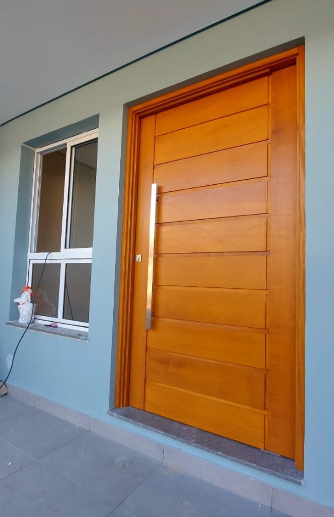 Portas Internas: Porta interna branca lisa e frisada Portas interna revestimento em PVC pet branca e amadeirado Porta interna semi oca lisa e frisada madeira Grapia, madeira Angelim, madeira Tauari, madeira Louro Freijó, madeira Jaquetiba Portas de Correr Internas: 4. Portas de correr interna com detalhes em vidro revestimento branca e amadeirado pet Portas Externas: 5. Porta pivotante madeira maciça Porta pivotante ripada estrutural Porta externa madeira maciça Porta com detalhes em vidro Porta externa dupla 2 folhas Portas padrão e sob medida Tipos de Portas: 11. Porta camarão Porta pantográfica Caixilho correr Janelas: 14. Janela pantográfica e caixilho de correr liso ou quadriculado Janela de correr 2 e 4 folhas Janela maxi ar Janela pivotante Janela vitro fixo Materiais de Madeira para Portas e Janelas: 19. Madeira eucalipto Madeira angelim Madeira cedro Madeira louro amazonense Grapia