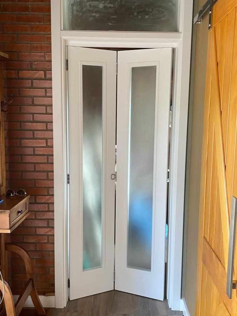 Portas internas sob medida: Personalize seu espaço com precisão.