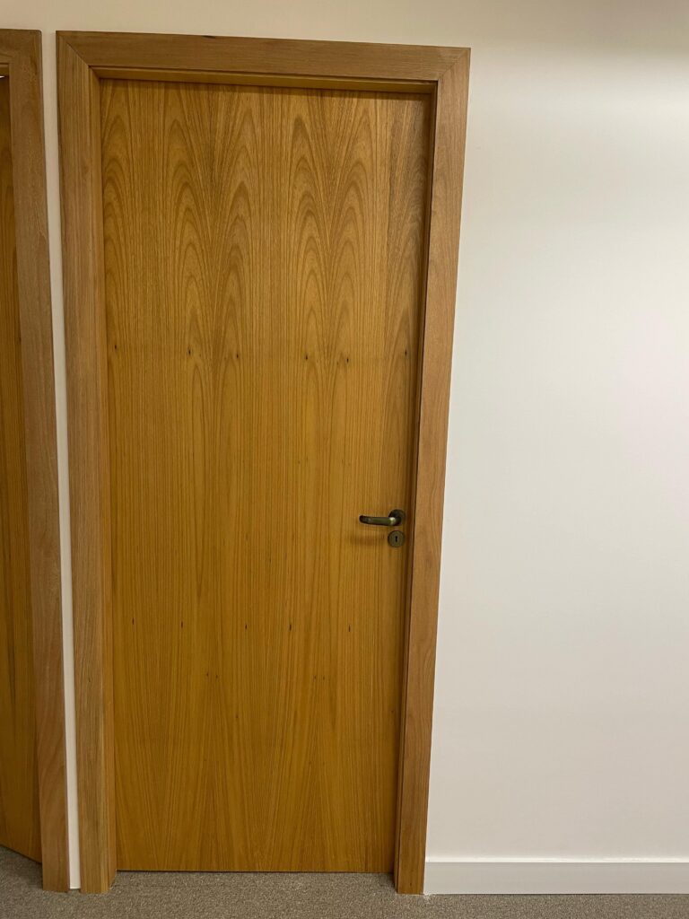 Portas de entrada com grade sob medida